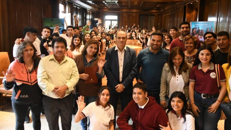 Alumnos de Sumampa, Arraga y Villa Atamisqui visitaron Casa de Gobierno