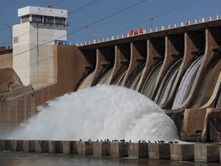Reducen preventivamente la erogación de agua de la presa de Río Hondo