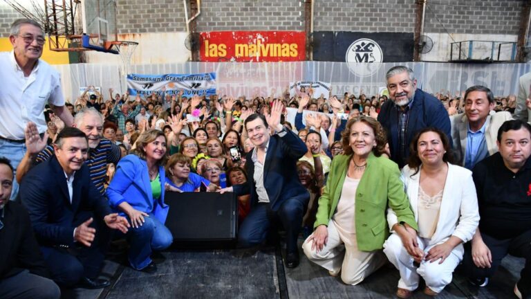 El gobernador Zamora participó de los festejos por el Día del Adulto Mayor