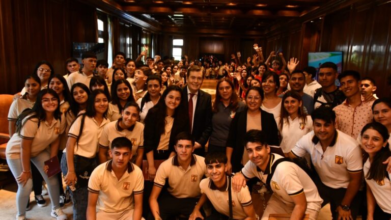 El gobernador Zamora recibió a estudiantes de los departamentos Moreno y Loreto