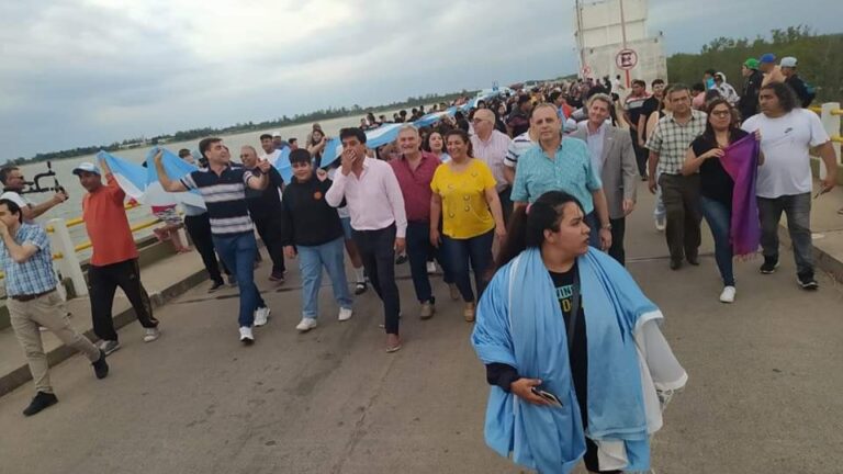 Ciudadanos de Las Termas de Río Hondo protestan contra la contaminación del Embalse Río Hondo