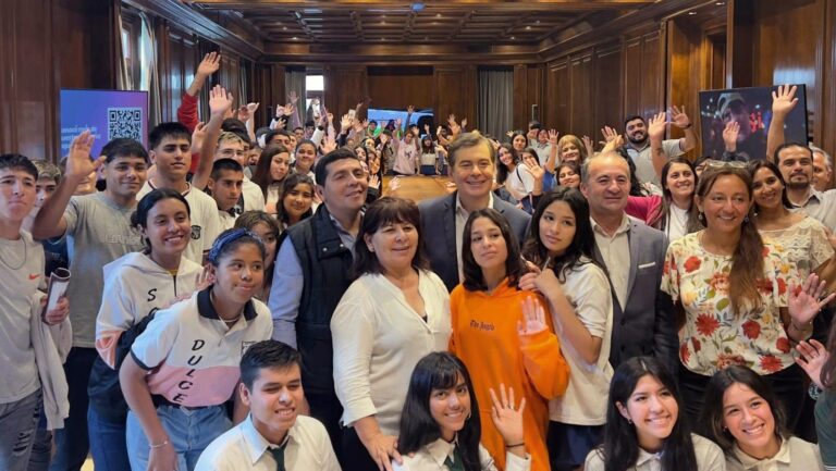 Estudiantes de Capital, Silípica y Río Hondo visitaron Casa de Gobierno