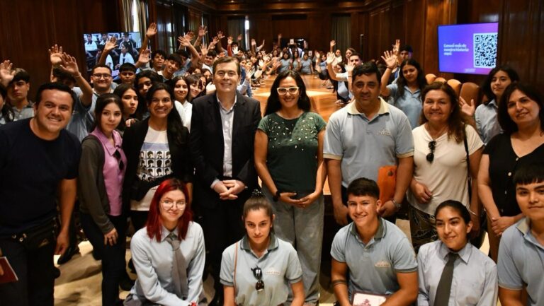 El gobernador Gerardo Zamora recibió a estudiantes del Colegio Centenario
