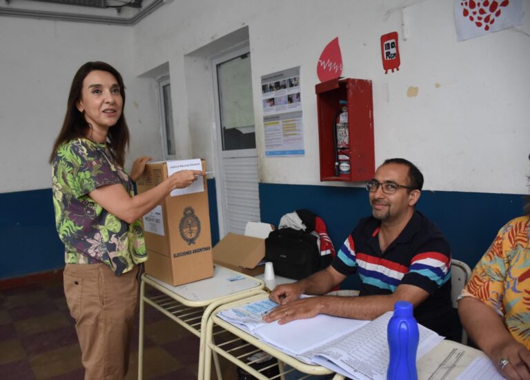 La Ministra Mariela Nassif emitió su voto en el Colegio Santiago Apóstol de La Banda
