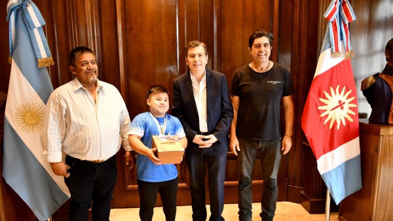 El gobernador recibió a Daniel Sierra, campeón del mundo de Fútbol de Talla Baja