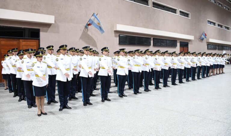 Zamora encabezó el acto de egreso de 124 nuevos oficiales de policía e inauguró la escuela de reentrenamiento de la fuerza