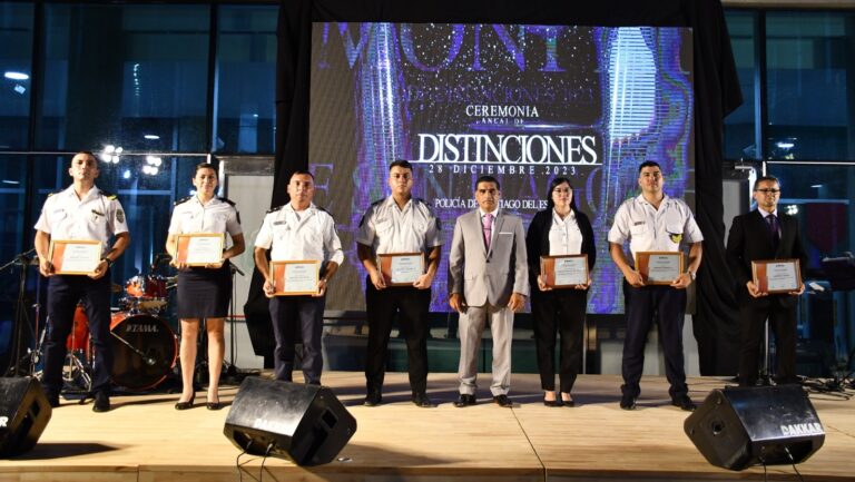 En un emotivo acto, la Policía de Santiago del Estero premió a su destacado personal
