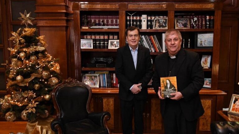 Zamora se reunió con el obispo auxiliar Enrique Ossola