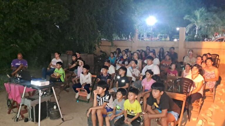 Vecinos de Villa la Punta disfrutaron de la presentación del cine móvil de la provincia en esa localidad