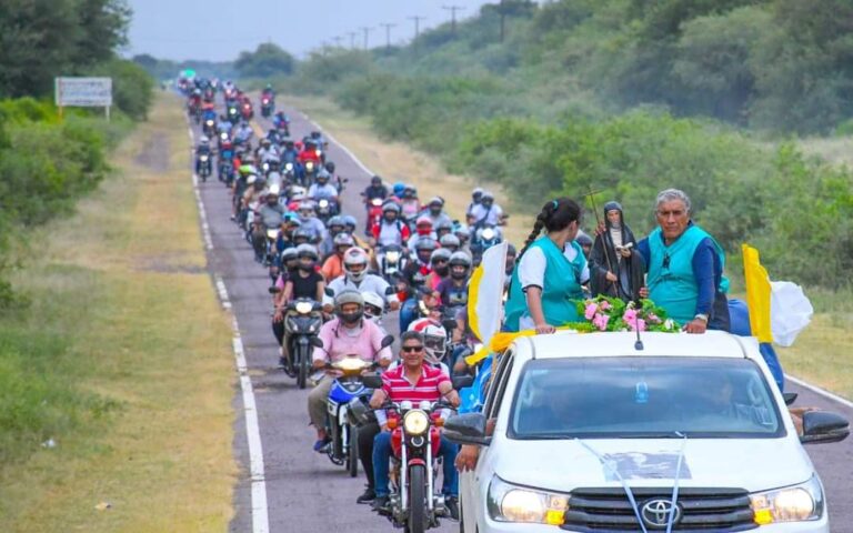 El gobernador Gerardo Zamora acompañó la tradicional peregrinación en moto al santuario de Mama Antula