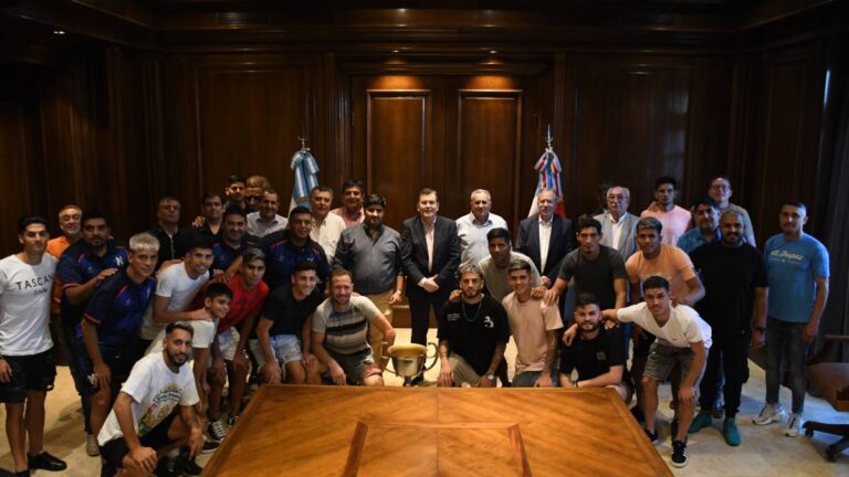 El gobernador Zamora recibió al plantel del Club Sarmiento tras su ascenso al Torneo Federal A de fútbol