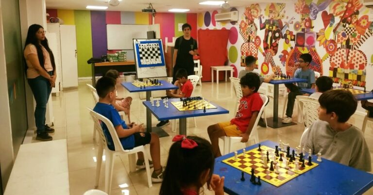 Gastón Zaidman, el campeón argentino de ajedrez, visitó taller infantil en el CCB