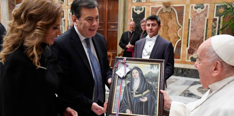 El Gobernador Gerardo Zamora y la senadora Claudia de Zamora tuvieron un emotivo encuentro con el Santo Padre en vísperas de la canonización de Mama Antula