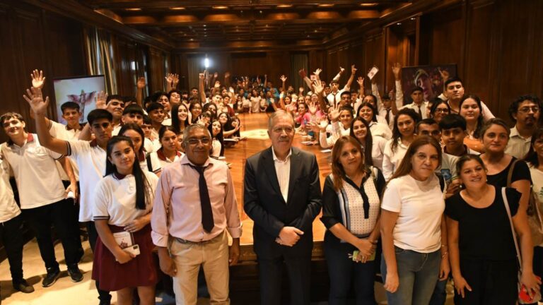 Estudiantes de los departamentos Pellegrini y Moreno visitaron Casa de Gobierno
