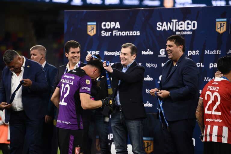 Gerardo Zamora participó de la premiación de la final de la Copa de la Liga