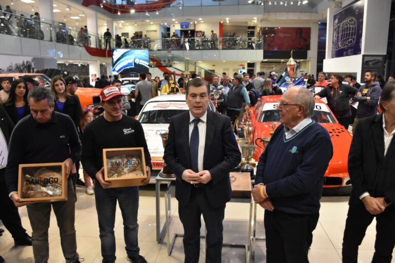 El Museo del Autódromo recibió la donación de dos automóviles y trofeos