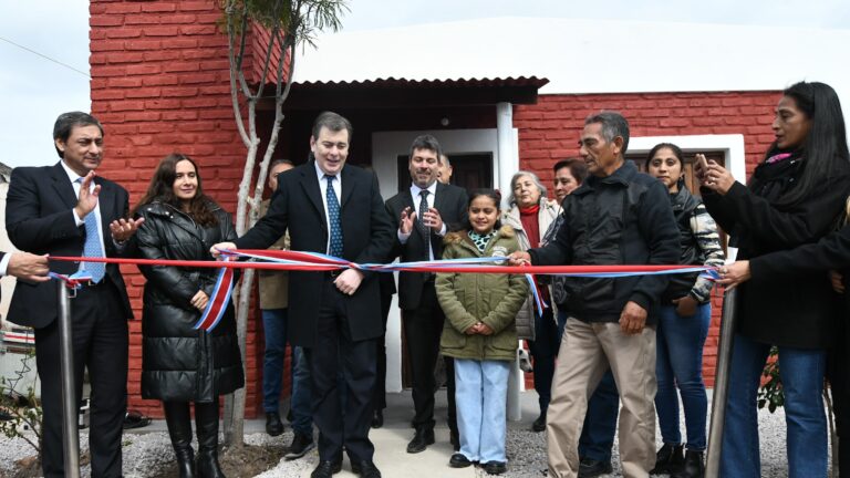 El gobernador entregó viviendas e inauguró obras en el Hospital y el nuevo edificio de la Escuela de Capacitación N° 6 de Suncho Corral