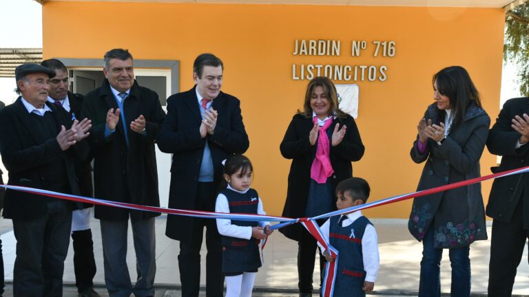 El gobernador entregó viviendas e inauguró un jardín de infantes y la obra de ampliación y refacción de una escuela en Linton