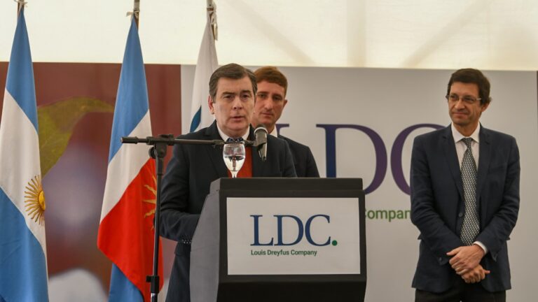 El gobernador participó de la inauguración de la ampliación de la desmotadora de algodón de la firma LDC