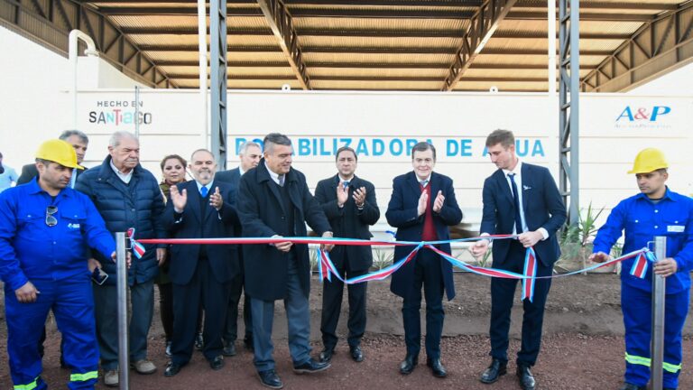 Zamora inauguró obras en una planta potabilizadora, una sala de monitoreo policial y entregó viviendas sociales en Quimilí