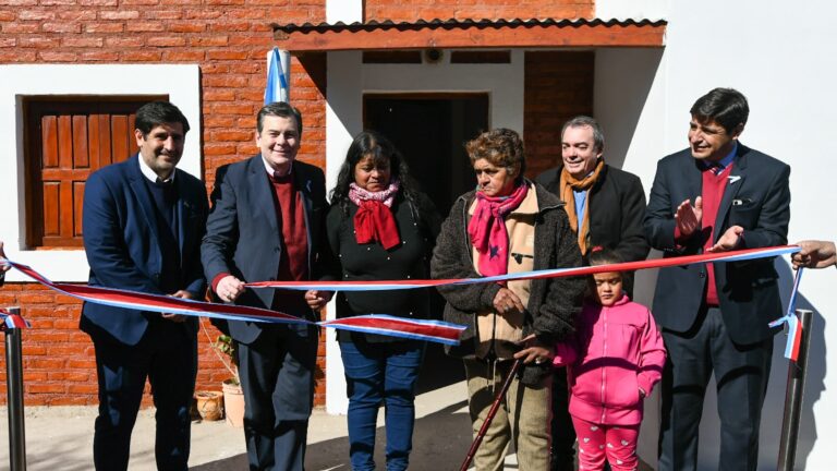 Zamora inauguró obras en una escuela, un nuevo jardín de infantes y entregó 21 viviendas en el departamento Quebrachos