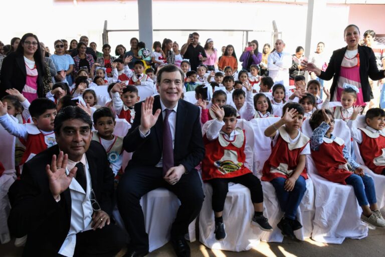 El gobernador Zamora inauguró en El Caburé un jardín de infantes y entregó viviendas sociales a 19 familias