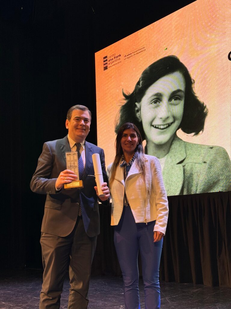 El Gobernador Gerardo Zamora recibió el premio “Ana Frank” en nombre de la provincia de Santiago del Estero