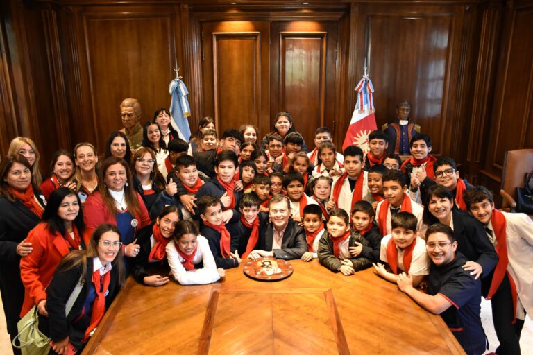 Alumnos de la escuela Sagrado Corazón de Jesús compartieron un grato momento con el gobernador