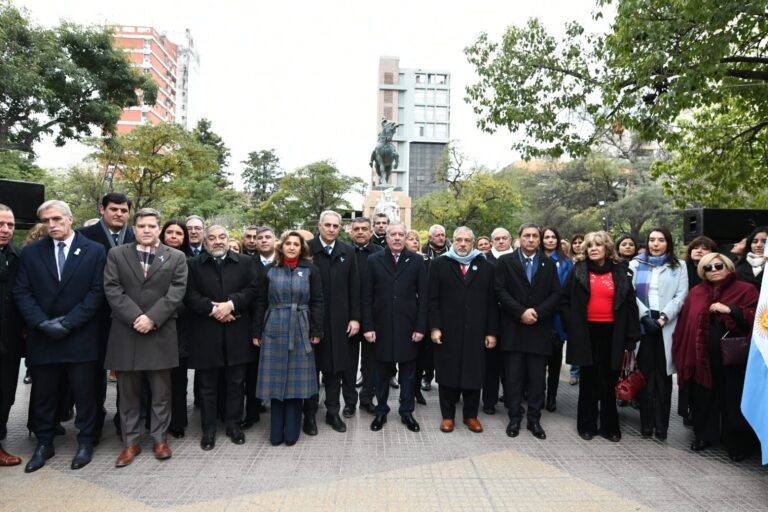 El gobernador Zamora encabezó el acto central por el día de la independencia