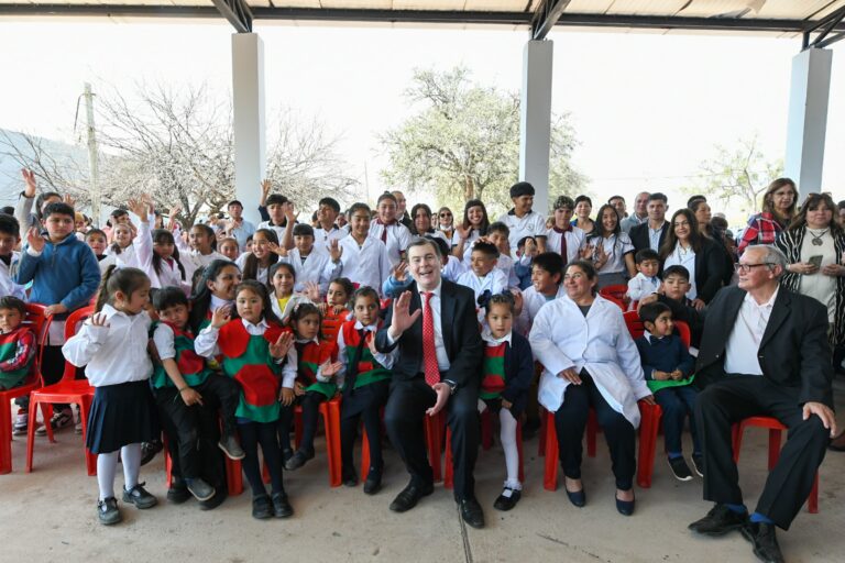 El gobernador Zamora inauguró obras de infraestructura educativa y entregó viviendas en la localidad de Tres Varones