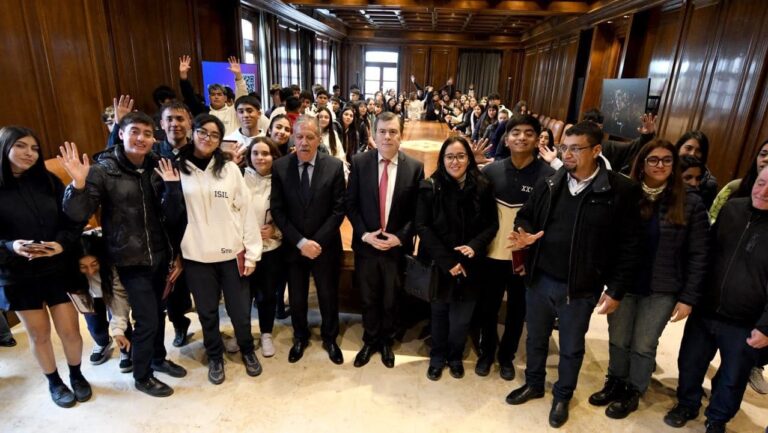 El gobernador y el jefe de Gabinete recibieron a estudiantes de Sumampa y Loreto en Casa de Gobierno