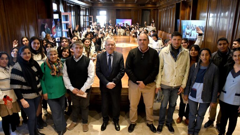 Alumnos de Pampa de los Guanacos y Añatuya visitaron Casa de Gobierno