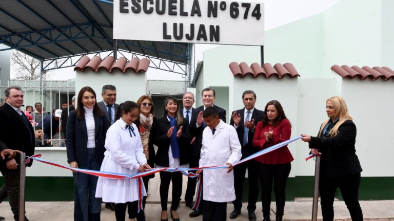 Zamora inauguró obras en la Escuela N° 674 de Luján y entregó viviendas sociales a 23 familias de Guasayán