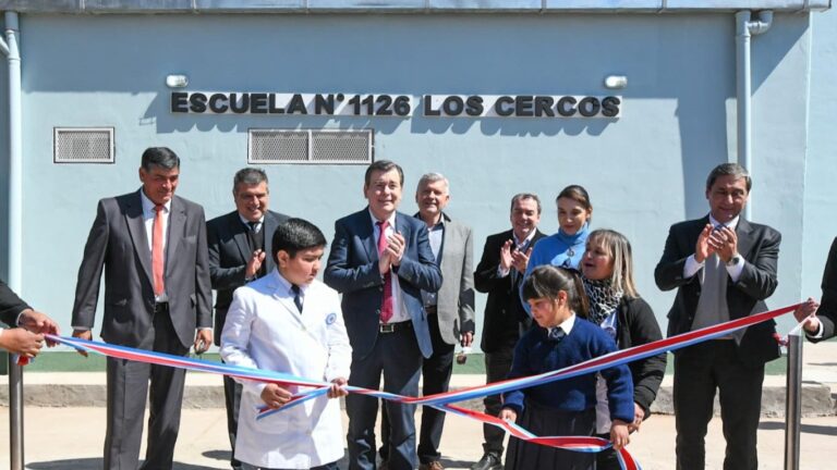 Zamora inauguró dos edificios educativos y entregó viviendas sociales en el paraje Los Cercos