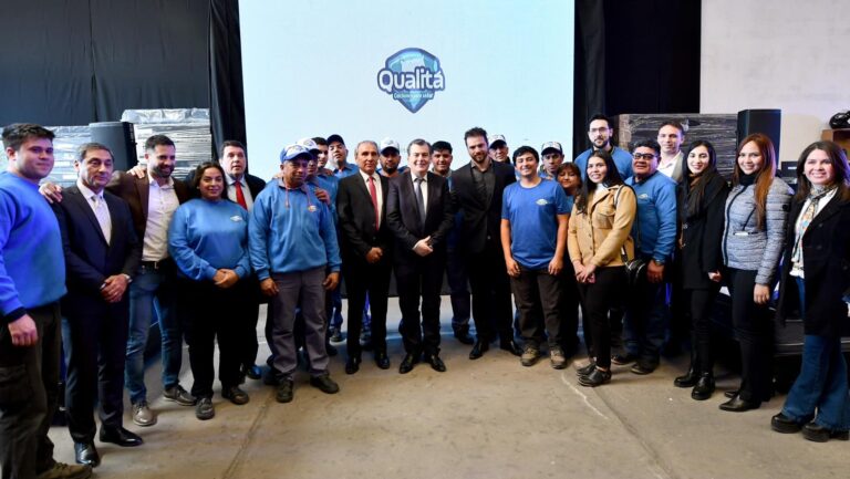 El gobernador Gerardo Zamora participó de la inauguración de una fábrica de colchones en el B° Libertad