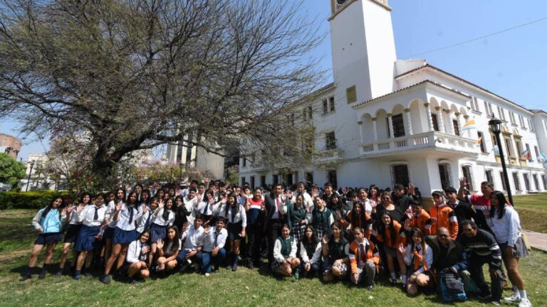 El gobernador Zamora recibió a 260 alumnos del interior