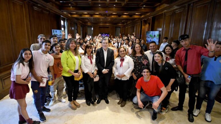 Docentes y estudiantes de Choya y Robles fueron recibidos por el gobernador Zamora