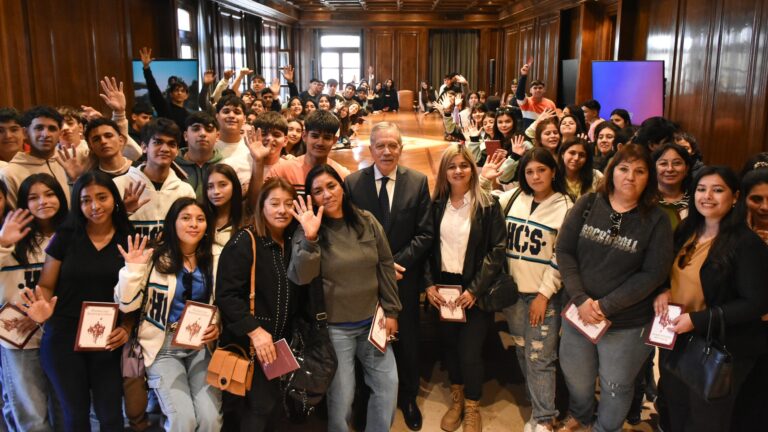 Alumnos del colegio “San Isidro Labrador” de Forres fueron recibidos por el Jefe de Gabinete