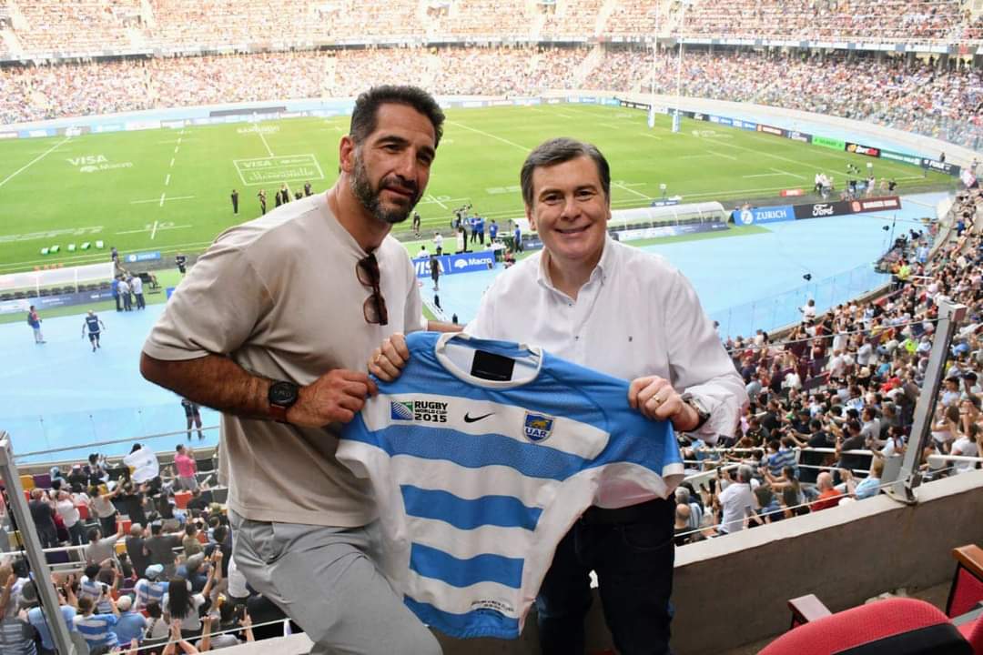 El ex puma Juan Manuel Leguizamon le obsequió una camiseta al gobernador Zamora