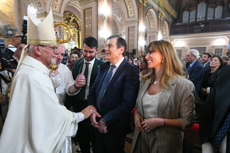 El gobernador y la senadora Claudia de Zamora participaron de la ceremonia de traspaso de la Sede Primada de la Iglesia  Católica Argentina