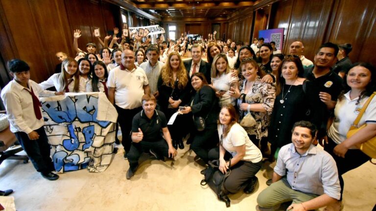 Zamora recibió a alumnos de Monte Quemado, Santo Domingo y Beltrán