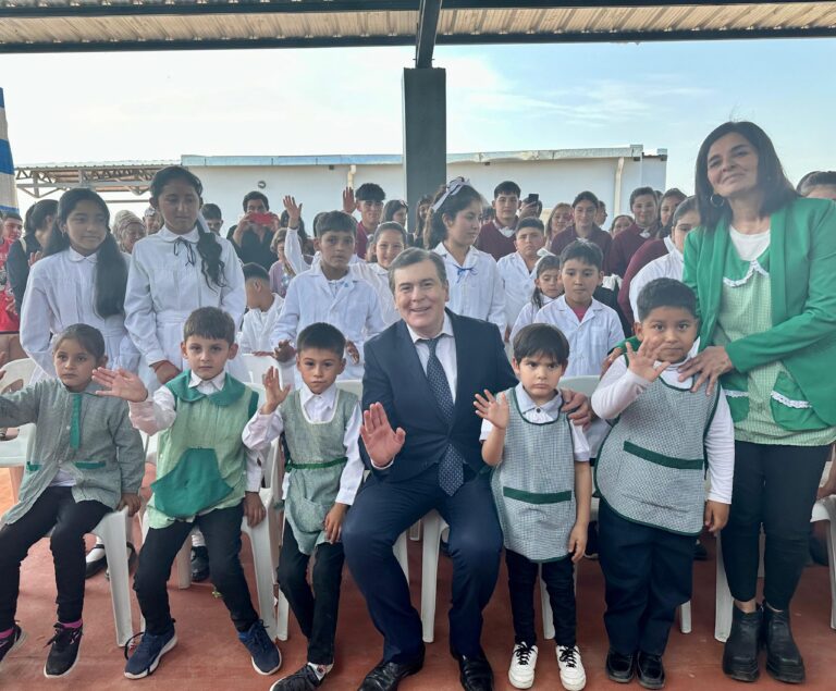 Zamora inauguró un jardín de infantes y una escuela completamente renovada en el Paraje El Mistol, departamento Quebrachos