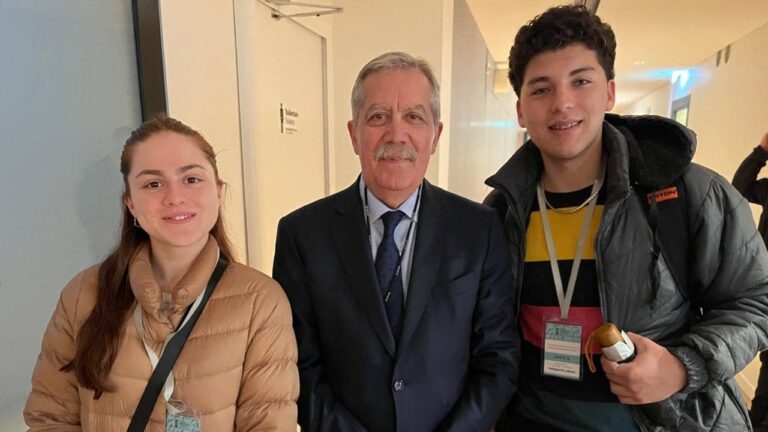 El Jefe de Gabinete acompaña a estudiantes santiagueños en el concurso educativo de la Casa de Ana Frank  Argentina