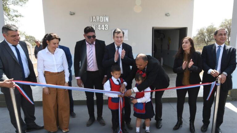 Zamora inauguró dos edificios educativos en Suri Pozo y entregó viviendas sociales a 43 familias de Jiménez