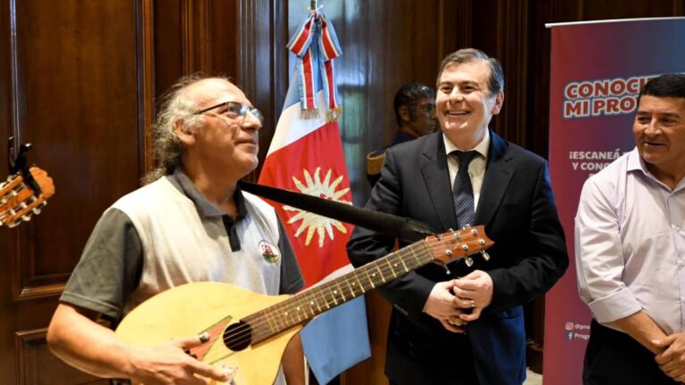 Estudiantes recorrieron Casa de Gobierno y disfrutaron de chacareras con la sacha guitarra de Manolo Herrera