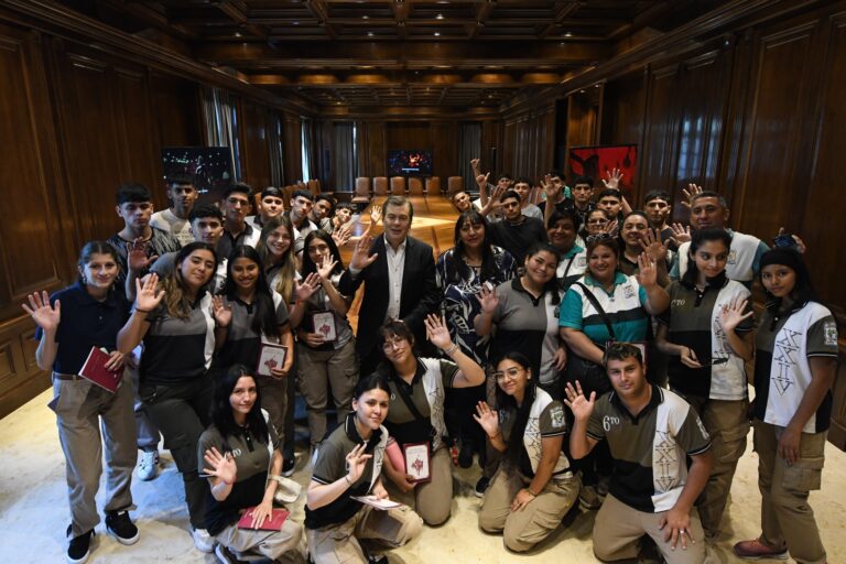 Alumnos del Colegio Agrotécnico de Quimilí fueron recibidos por el Gobernador Zamora