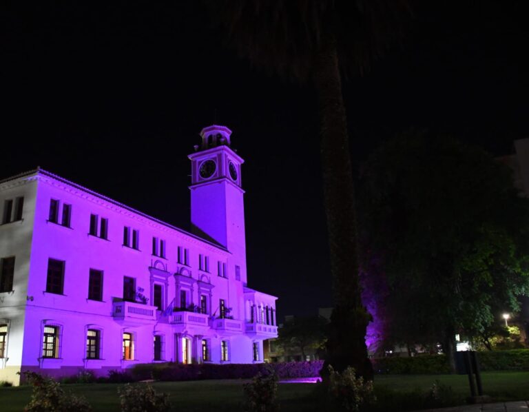 Casa de Gobierno iluminada para generar conciencia sobre el cáncer de mama