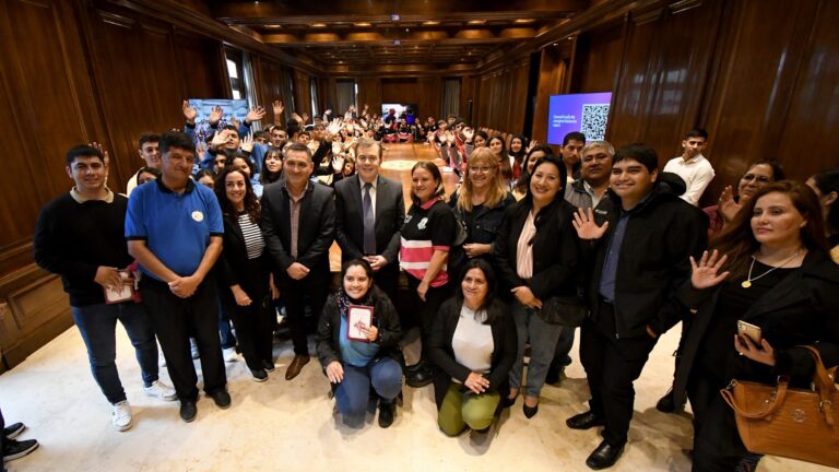 Alumnos de los departamentos Avellaneda, Robles, Sarmiento y Banda fueron recibidos por el gobernador