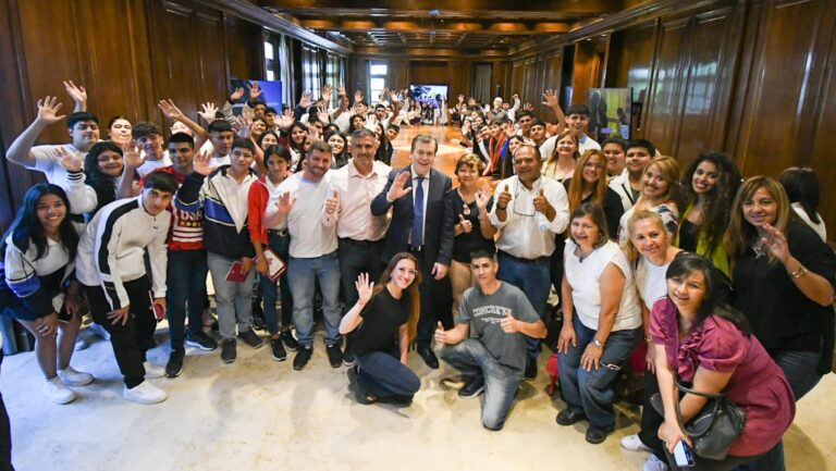 Alumnos de cinco establecimientos educativos del interior visitaron Casa de Gobierno