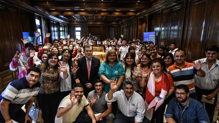 El gobernador Zamora recibió a estudiantes de zonas rurales de tres departamentos